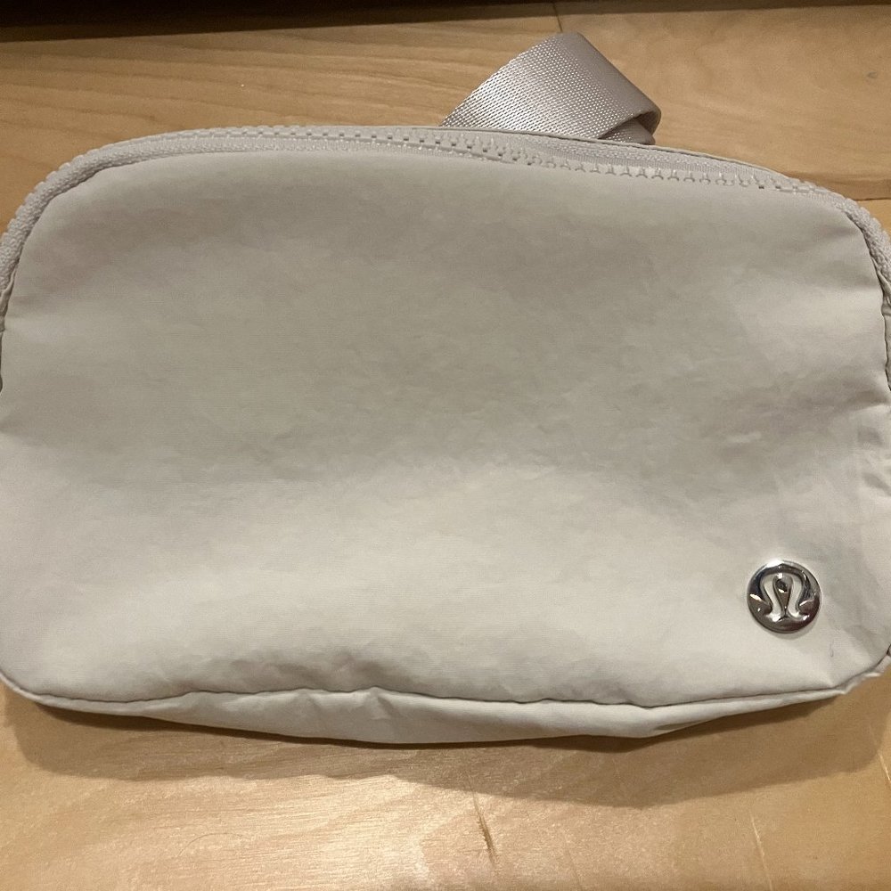 Lululemon Everywhere Belt Bag (White Opal)